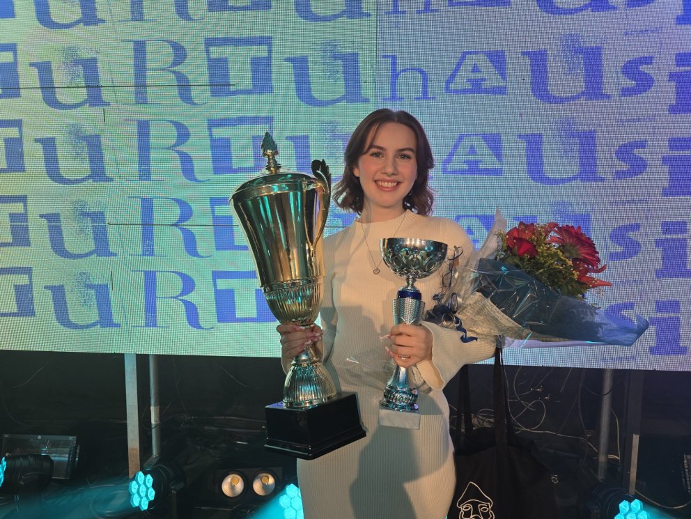 Birna Karen Sveinsdóttir með sigurbikarana og blómvönd að keppni lokinni.