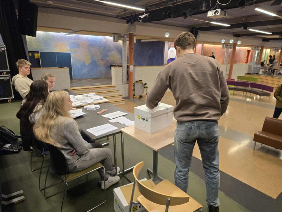 Atkvæði sett í kjörkassann í skuggakosningunum í VMA í dag.