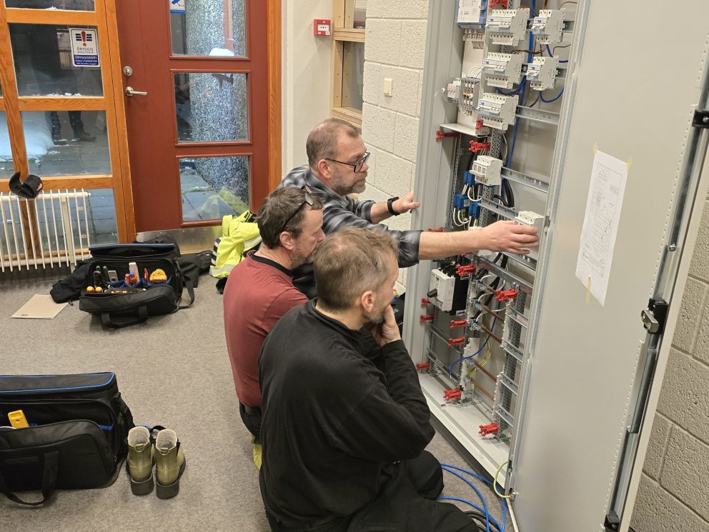 Magni Magnússon fer yfir málin með nemendum sínum í kvöldskólanum í rafvirkjun.