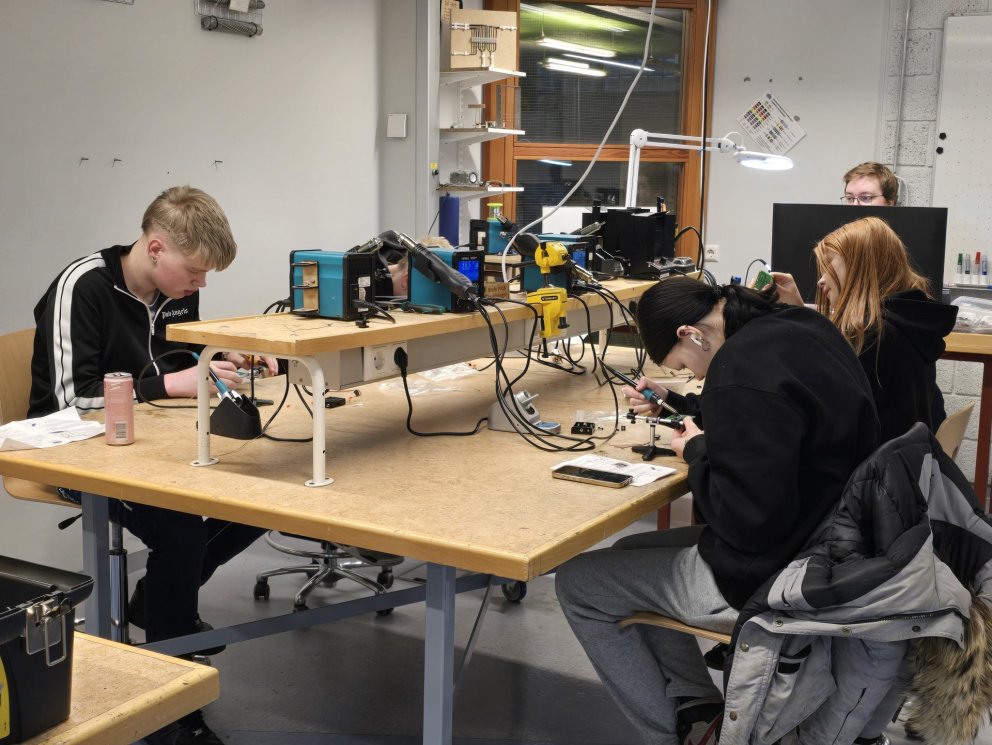 Önnum kafin að lóða á rafbrautinni.