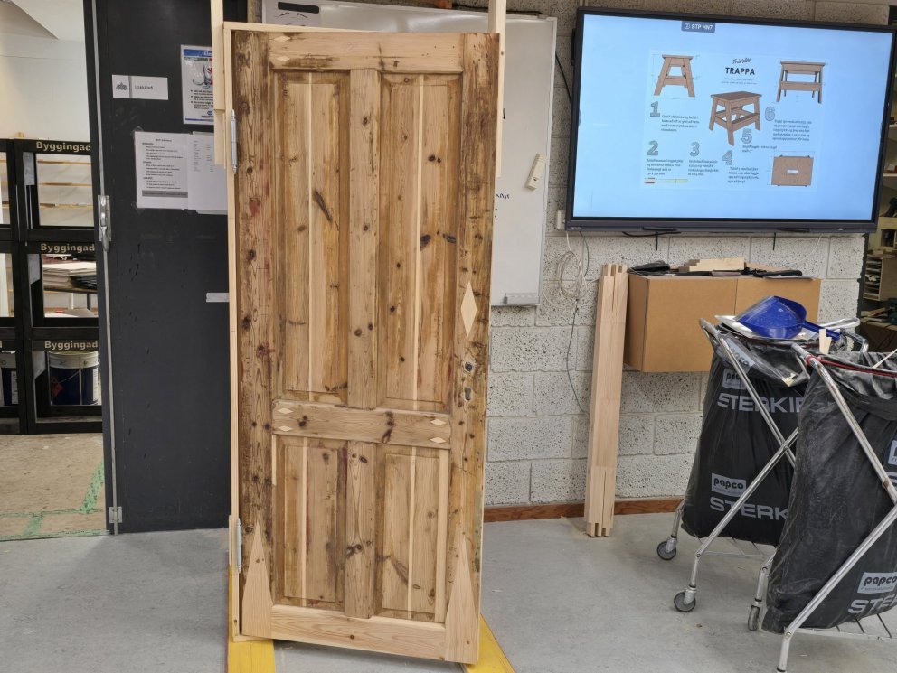 Hurðin góða í húsakynnum byggingadeildar VMA.