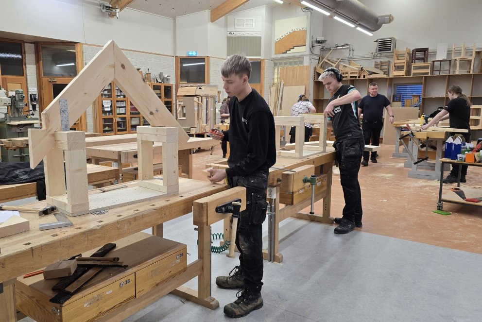 Nemendur á öðru ári í húsasmíði unnu af kappi í gær að því að ljúka við lokaverkefni annarinnar.