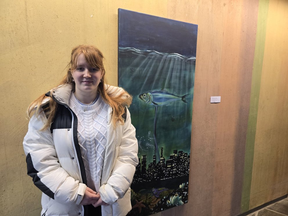 Mahaut Ingríður Matharel við akrílverkið sitt við austurinngang VMA.