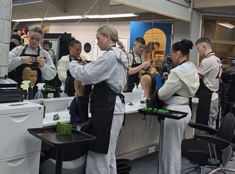 Fyrstu skrefin stigin í námi í hársnyrtiiðn.