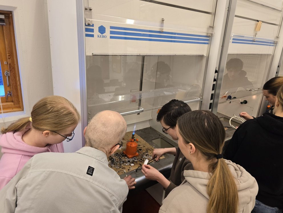 Jóhannes Árnason með nemendum sínum í greiningum á plasti.