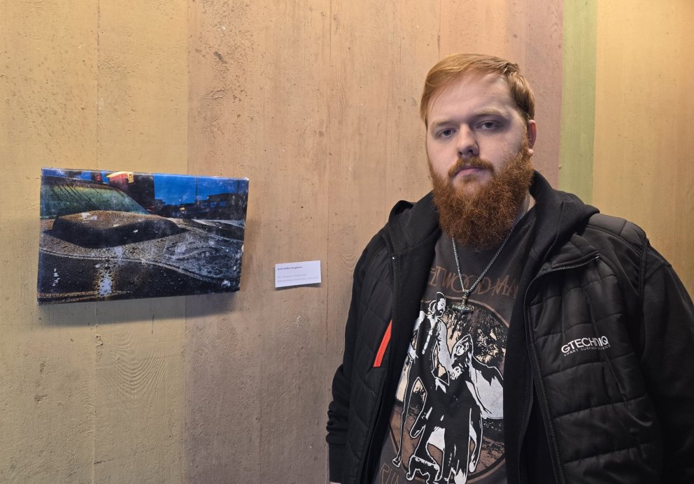 Andri Hafþór Þorgilsson við akrílgelverk sitt.