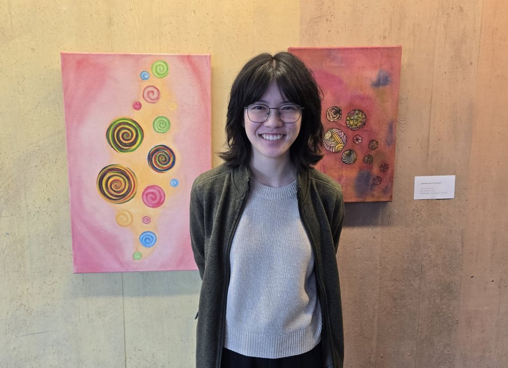 Aðalheiður Jóna Kolbeins Liljudóttir við vatnslitaverkin sín tvö sem hún kallar Hring eftir hring.