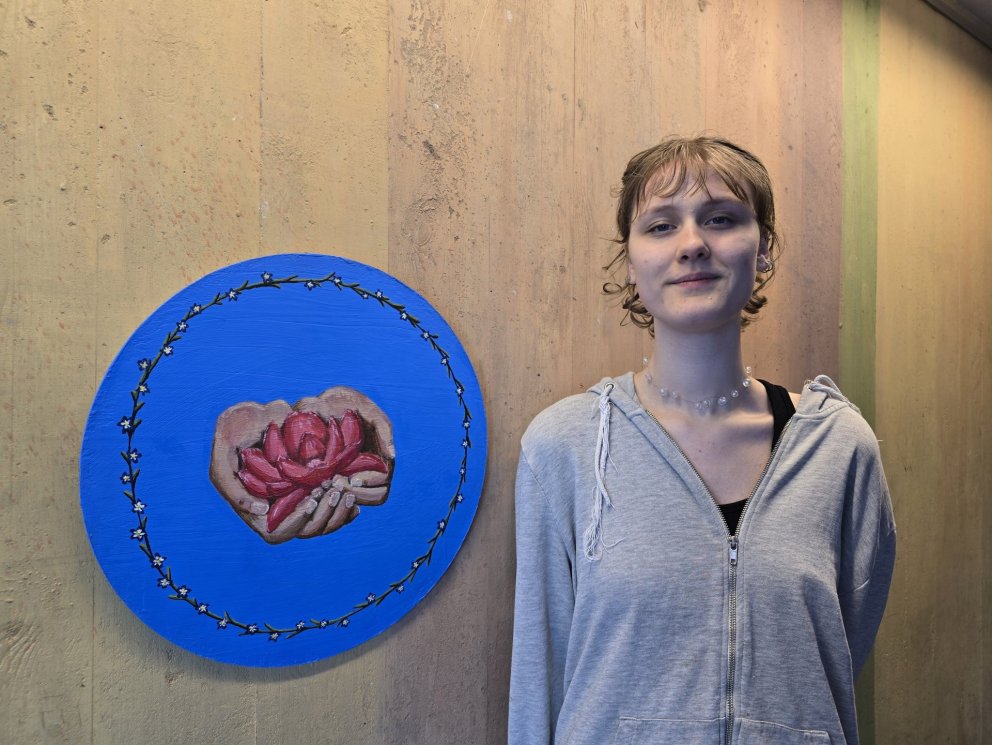 Hafey Hvítfeld Garðarsdóttir við akrílverk sitt, Vatnaliljuna.