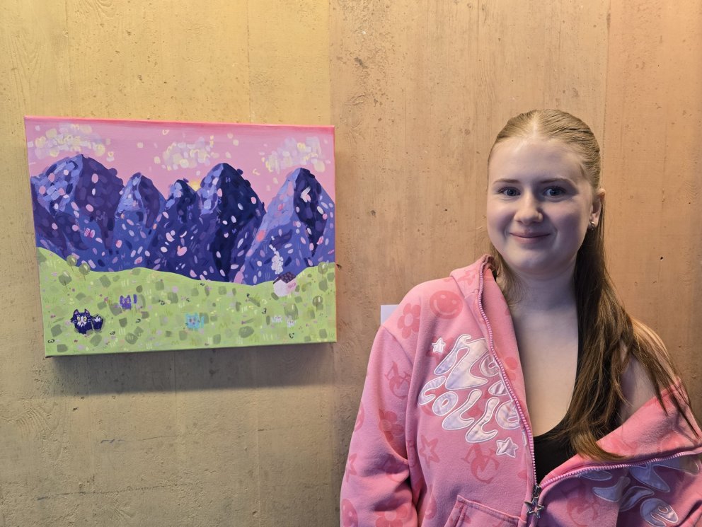 Emelía Ósk Gunnþórsdóttir við akrílverk sitt í VMA.