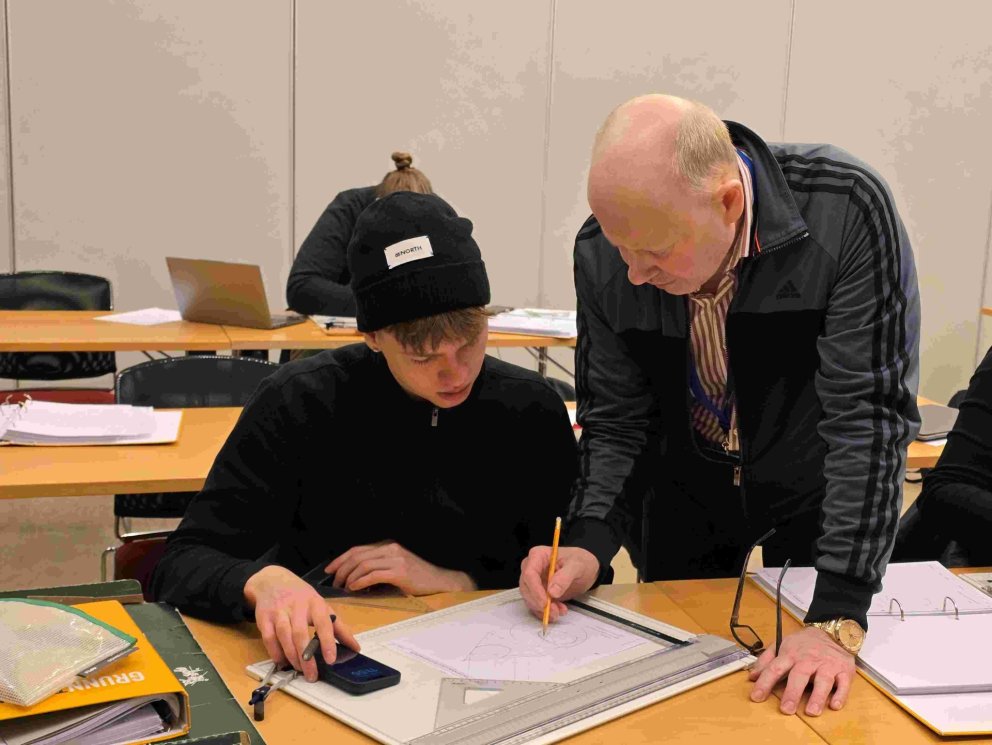 Jóhann Kristjánsson kennari í grunnteikningu leiðbeinir og gefur góð ráð.