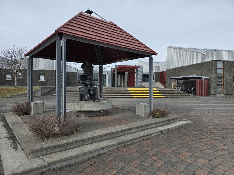 Austurinngangur VMA. Hér verður ræst í Vorhlaup VMA 2025 og á sama tíma verður opið hús í skólanum.