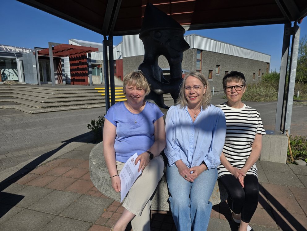 Zontakonurnar Anna Marit Níelsdóttir og Þórhildur Kristjánsdóttir, sem eru hér í sumarblíðunni í dag…