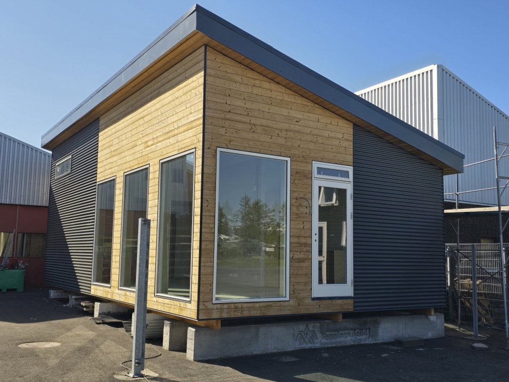 Húsið er vandað 64 fermetra hús með millilofti unnið af nemendum í VMA