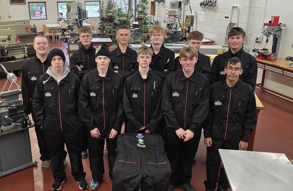 Kampakátir grunndeildarnemar í nýju vinnugöllunum.