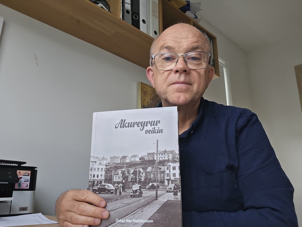 Óskar Þór með nýju bókina.
