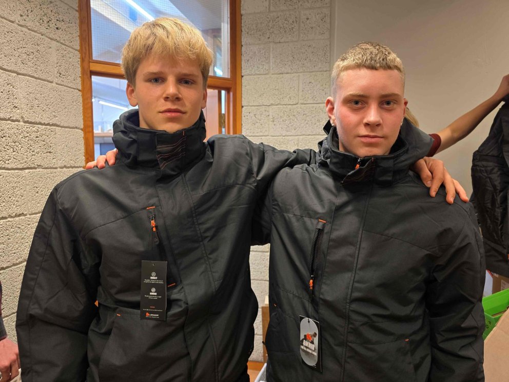 Kampakátir grunndeildarnemar í nýju hlífðarúlpunum.