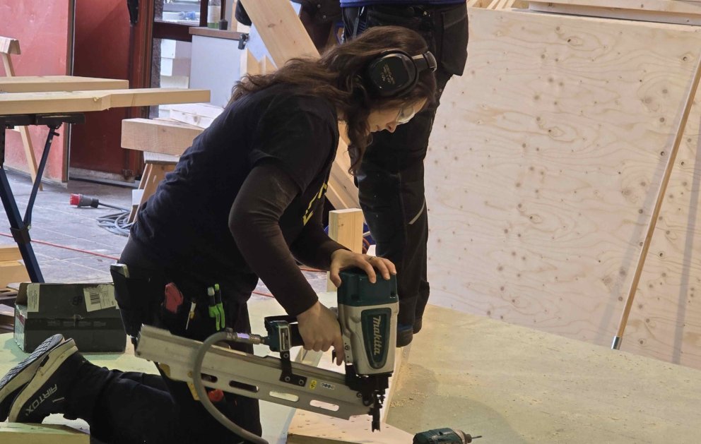 Nemendur í byggingadeild vinna að byggingu þriggja frístundahúsa.