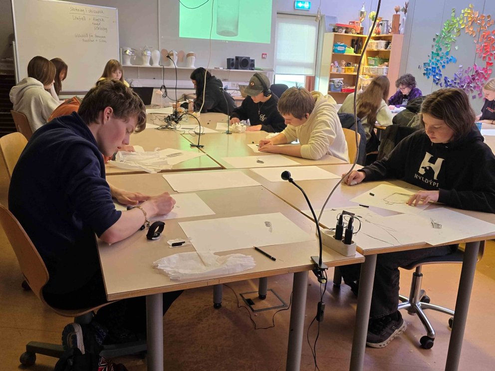 Nemendur önnum kafnir í grunnteikningu.