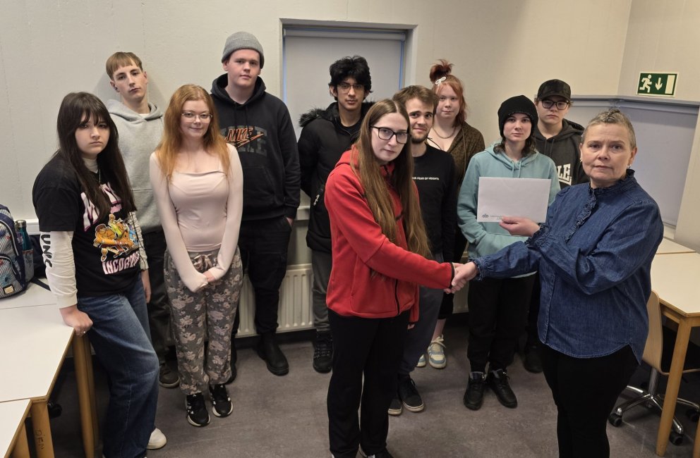 Elsa Mjöll Jónsdóttir, fyrir hönd nemenda, afhendir Kristbjörgu Álfhildar Sigurðardóttur, fulltrúa V…