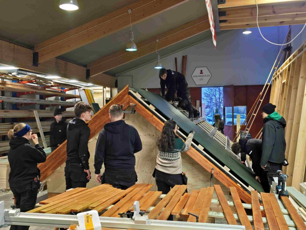 Nemendur byggingadeildar VMA eru með þrjú 20 fermetra frístundahús (með svefnlofti að hluta) í byggi…