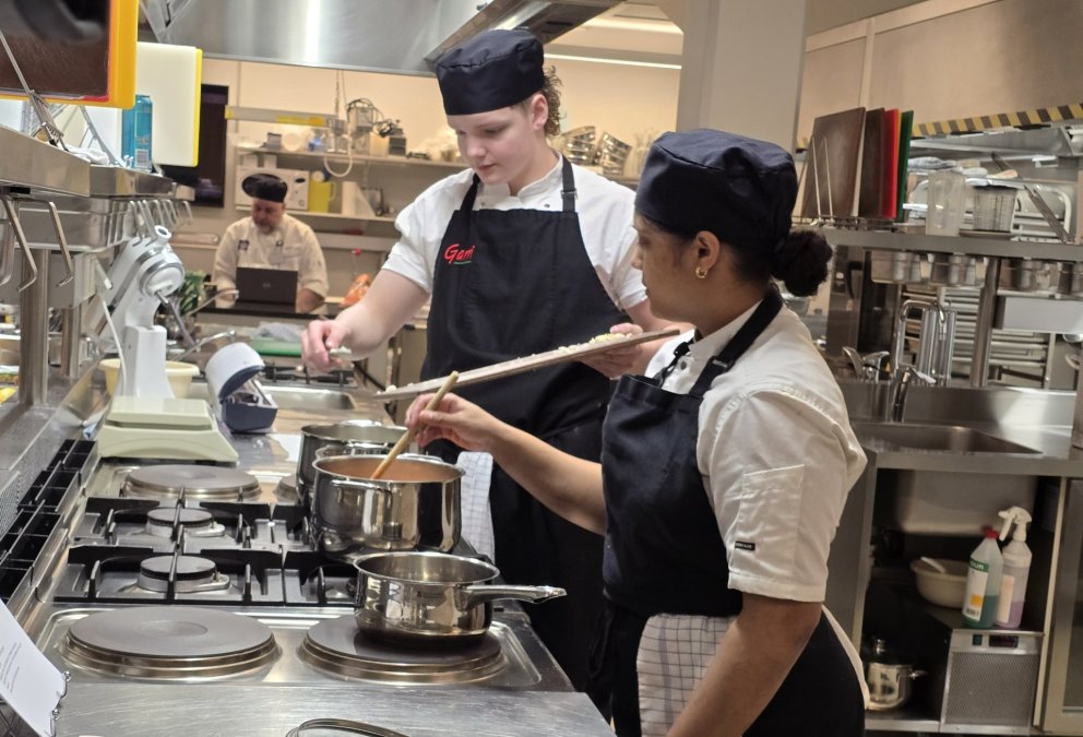 Nemendur skapa Mistery Basket í fyrsta verklega tímanum í 2. bekk í matreiðslu á vorönn 2026.