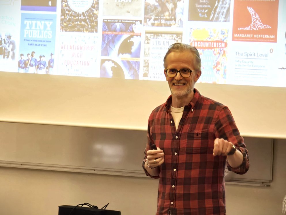 Dr. Viðar Halldórsson prófessor við HÍ í VMA í gær.