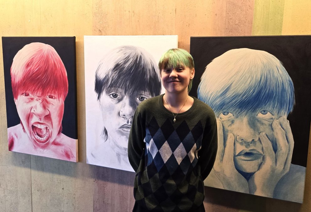 Neó Týr Hauks við akrílverk sitt Pokerface.