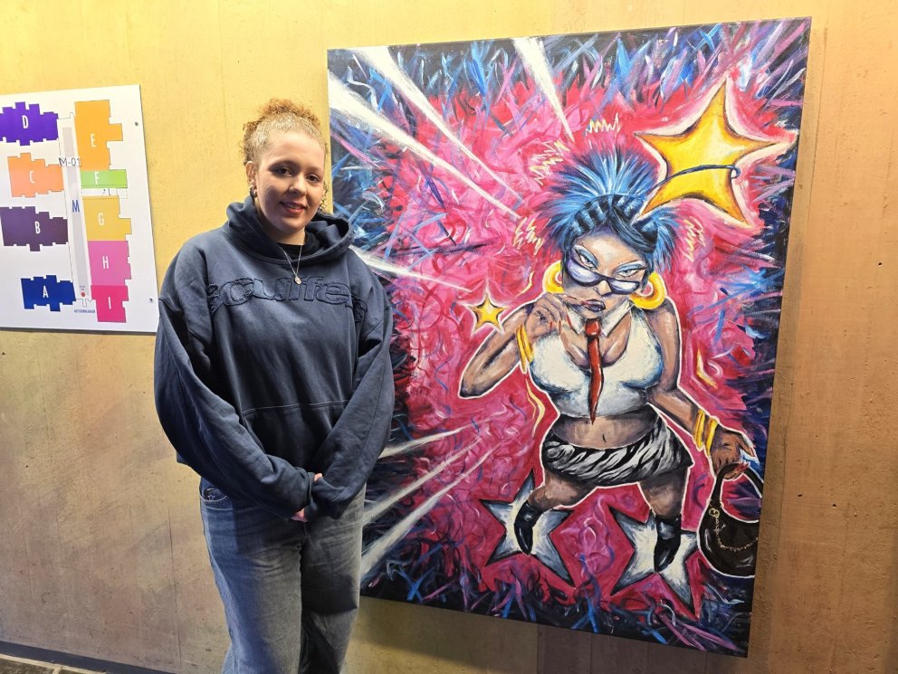 Kristjana Bella Kristinsdóttir við akrílverk sitt Hvað er það sem?