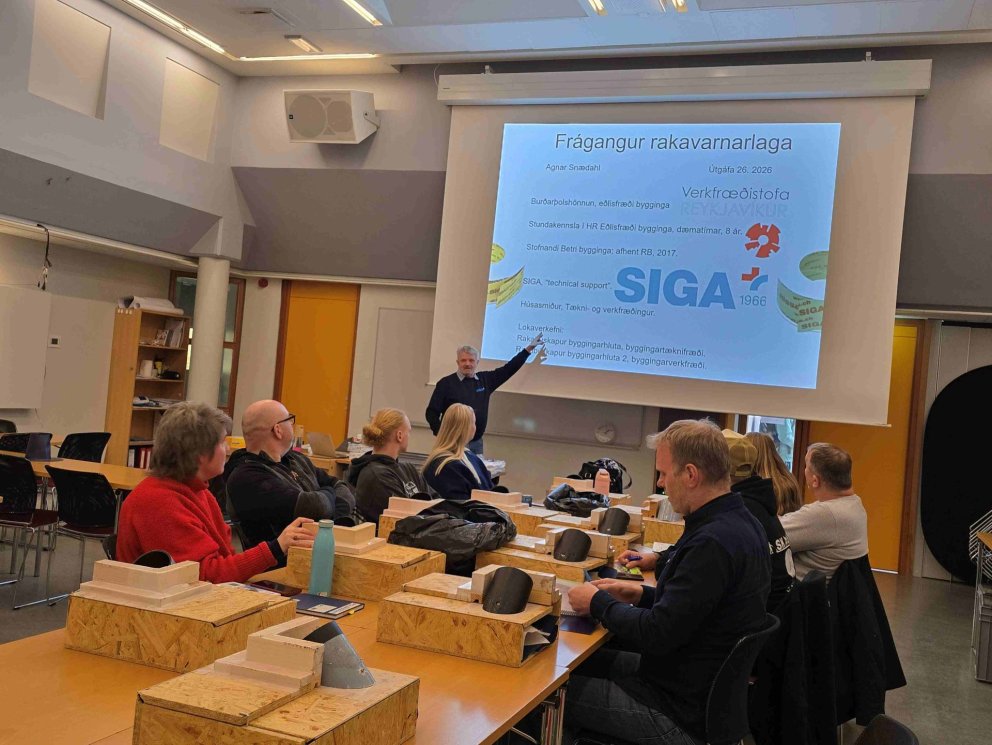Agnar Snædahl fræðir nemendur í húsasmíði um rakavarnarlag og ýmislegt er lýtur að raka- og mygluvan&hellip;