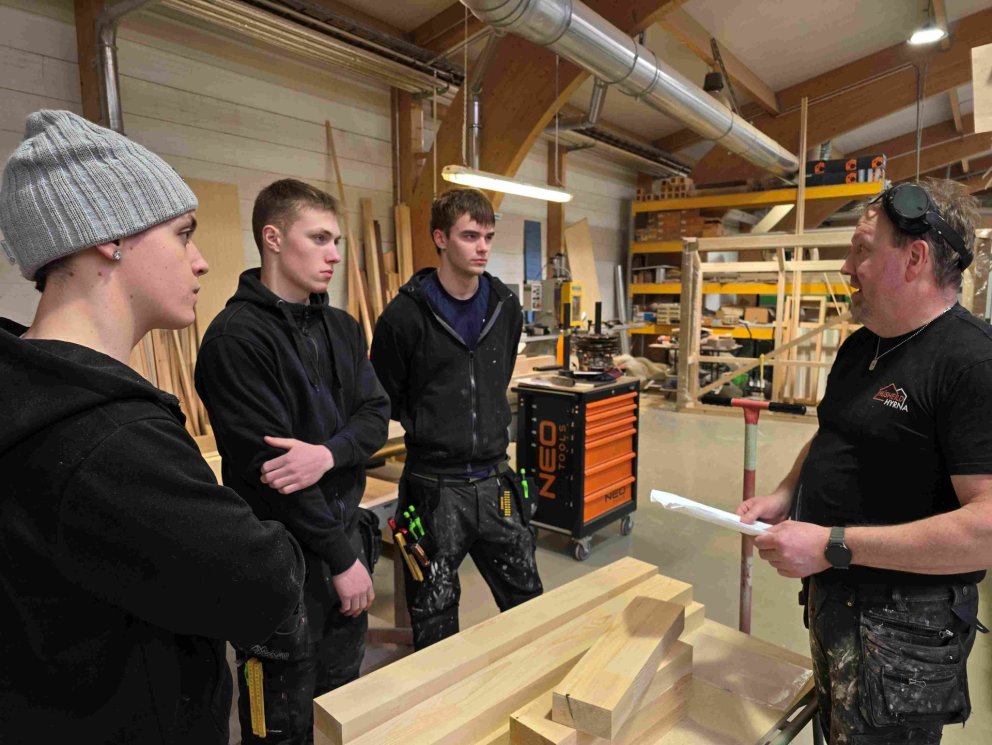 Eyjólfur Ívarsson verkstjóri á verkstæði Húsheildar-Hyrnu sýnir þremur nemendum byggingadeildar VMA &hellip;