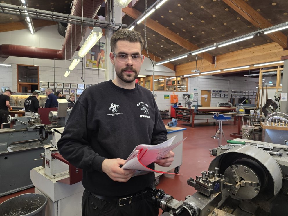 Reynir Franz Valsson í kennslustund í málmsmíði.