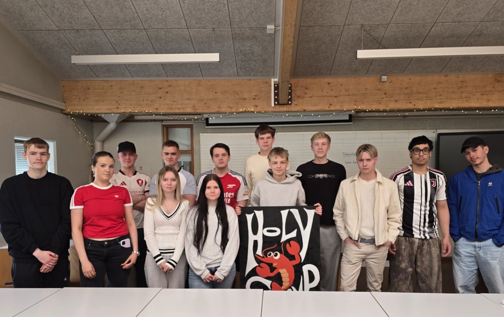 Bróðurpartur nemendanna sem kynnir vörur sínar í Smáralind um helgina. Þegar myndin var tekin í gær &hellip;