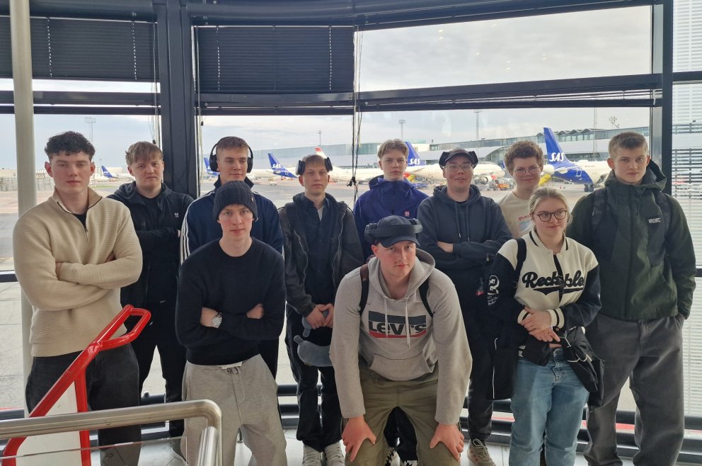 Ellefu nemendur á rafiðnbraut VMA og þrír kennarar þeirra fóru til Hilleröd í Danmörku.