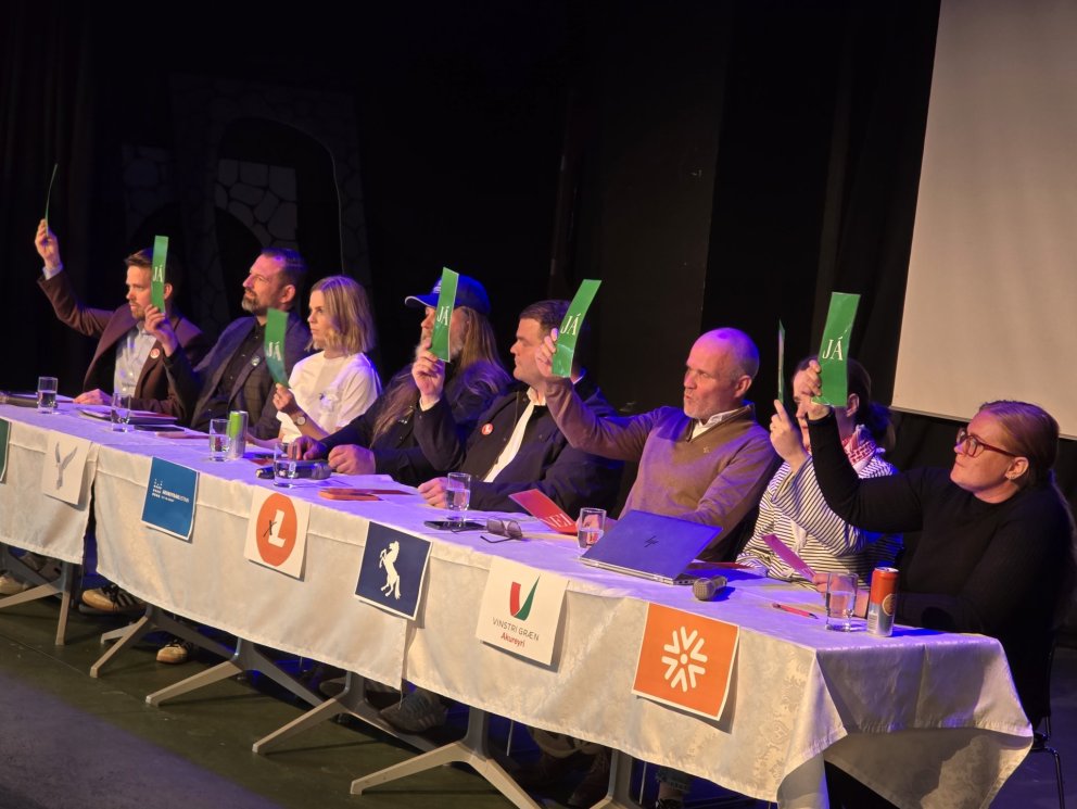 Fulltrúar framboðanna svara já/nei spurningum. Hér eru þeir greinilega allir sammála með já-græna sp&hellip;