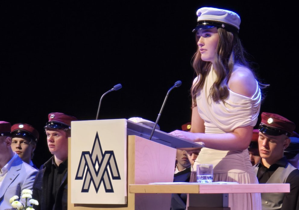 Hulda Þórey Halldórsdóttir, nýstúdent af íþrótta- og lýðheilsubraut VMA, flutti ávarp brautskráninga&hellip;