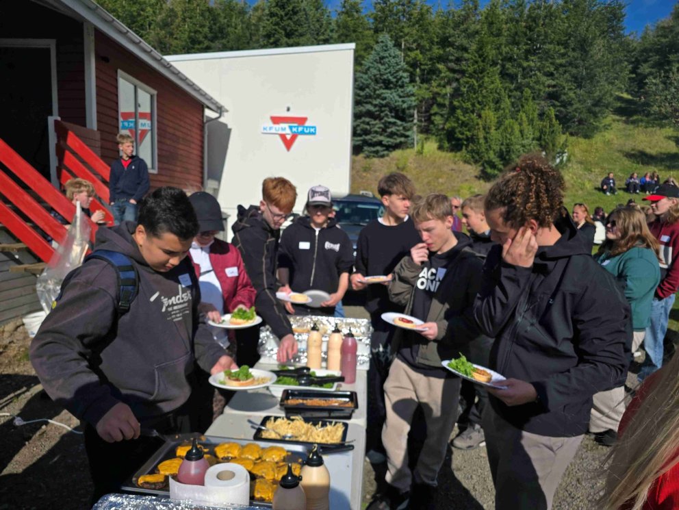 Nemendur fá sér hamborgara á Hólavatni í gær.
