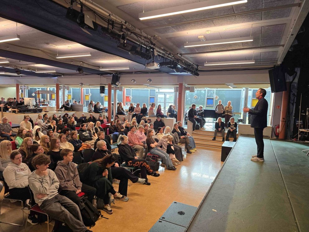 Fjölmargir nemendur og starfsmenn VMA hlustuðu á fyrirlestur Héðins í Gryfjunni í dag.