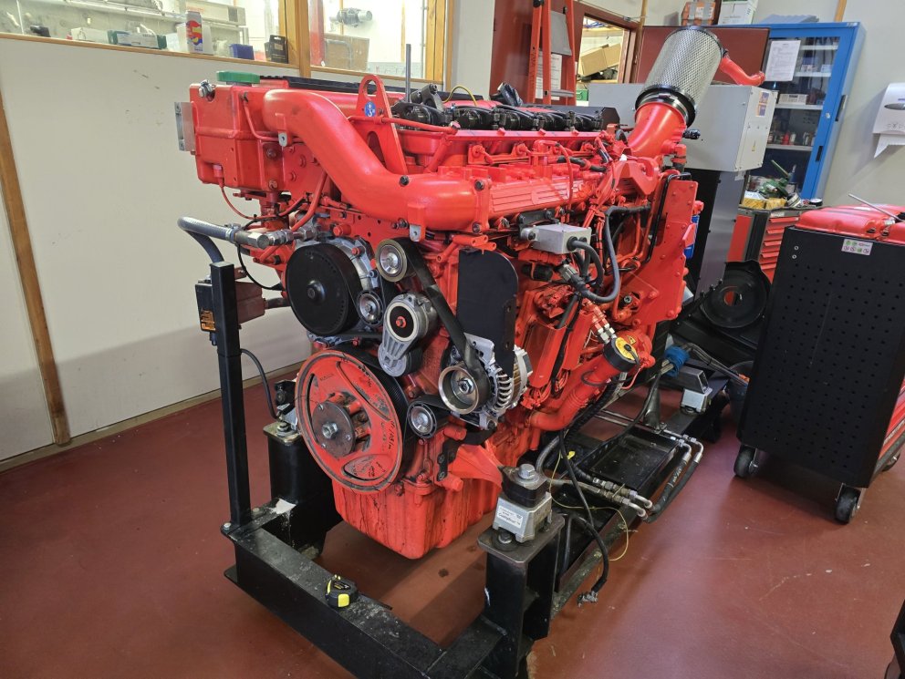 Scania-vélin sem RARIK gaf vélstjórnarbraut VMA.
