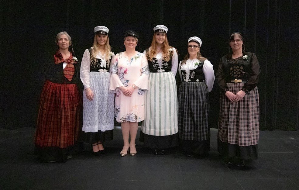 Skólameistari með glæsilegum útskriftarnemum.