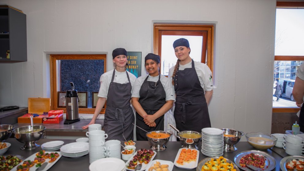 Þrír af matreiðslunemunum við krásum hlaðið matarborðið í dag.
