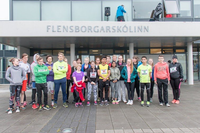 Hópur VMA-hlaupara fyrir framan Flensborgarskóla.