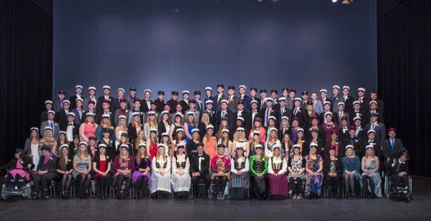 Brautskráningarnemendur á sviðinu í Hofi. Mynd: HF