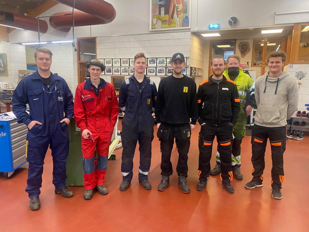 Sjö fyrrverandi nemendur VMA þreyttu sveinspróf.