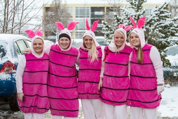 Skrautlegir útskriftarnemar í morgunsárið.