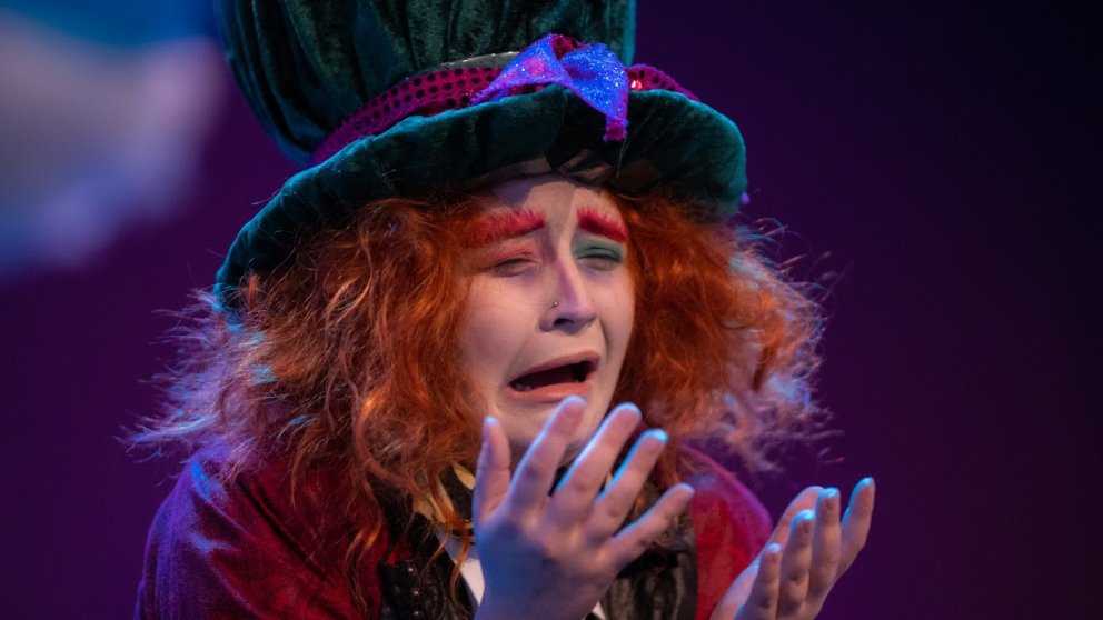 Sýningum hefur verið frestað um hálfan mánuð.