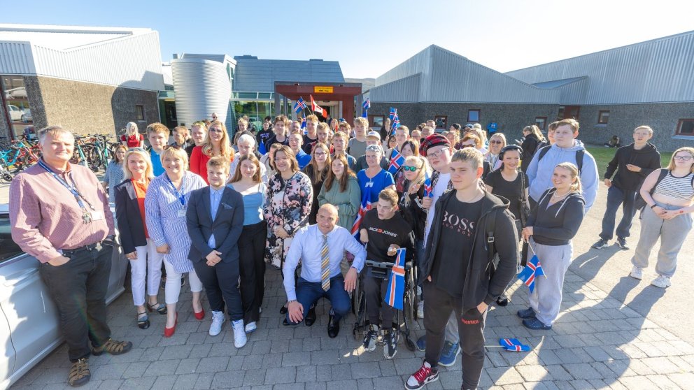 Áður en forsetahjónin kvöddu nemendur og starfsfólk VMA var að sjálfsögðu efnt til hópmyndatöku.