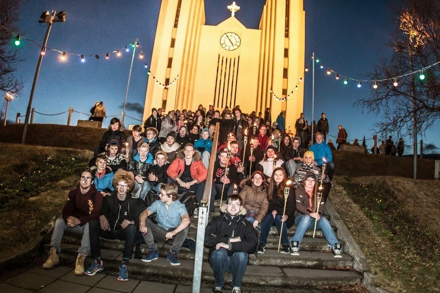 Göngufólk í kirkjutröppunum. Mynd: HF.