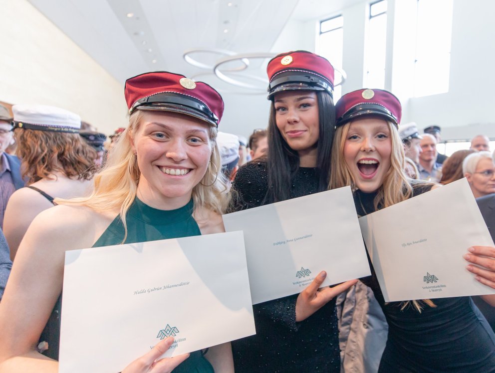 Nýútskrifaðir húsasmiðir í maí 2023 Hulda Guðrún, Friðbjörg Anna og Ylfa Rún