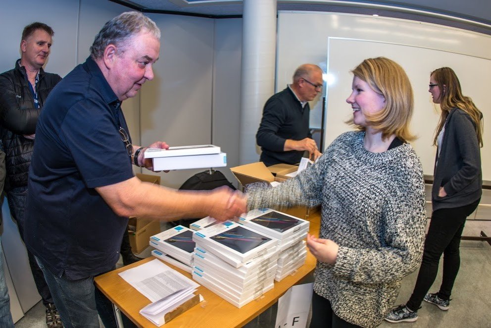 Nemendur tóku við spjaldtölvunum með bros á vör.