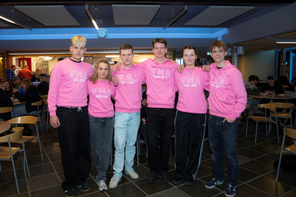 Stjórn nemendafélagsins Þórdunu í bleiku peysunum. Þórduna styrkti Minningarsjóð Bryndísar Klöru í s…